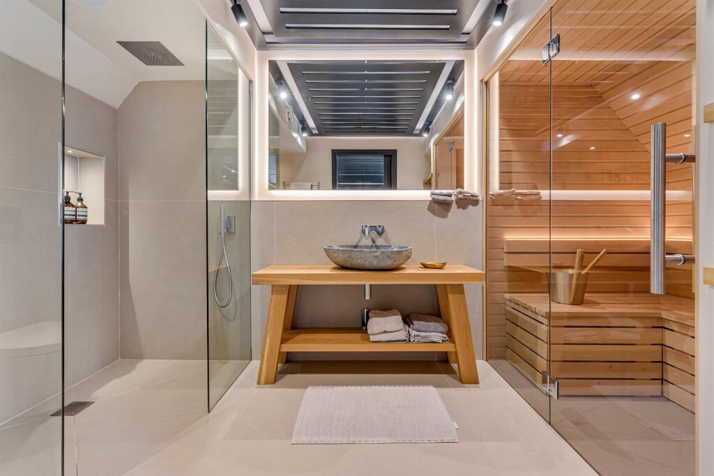 5 bedroom detached house/1.6 acres plot for sale in Hulse Heath Lane, Mere, WA16